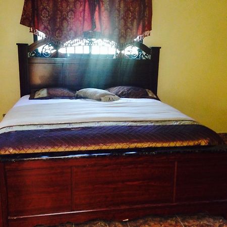 Le Dubourg Guesthouse Montrouis Esterno foto