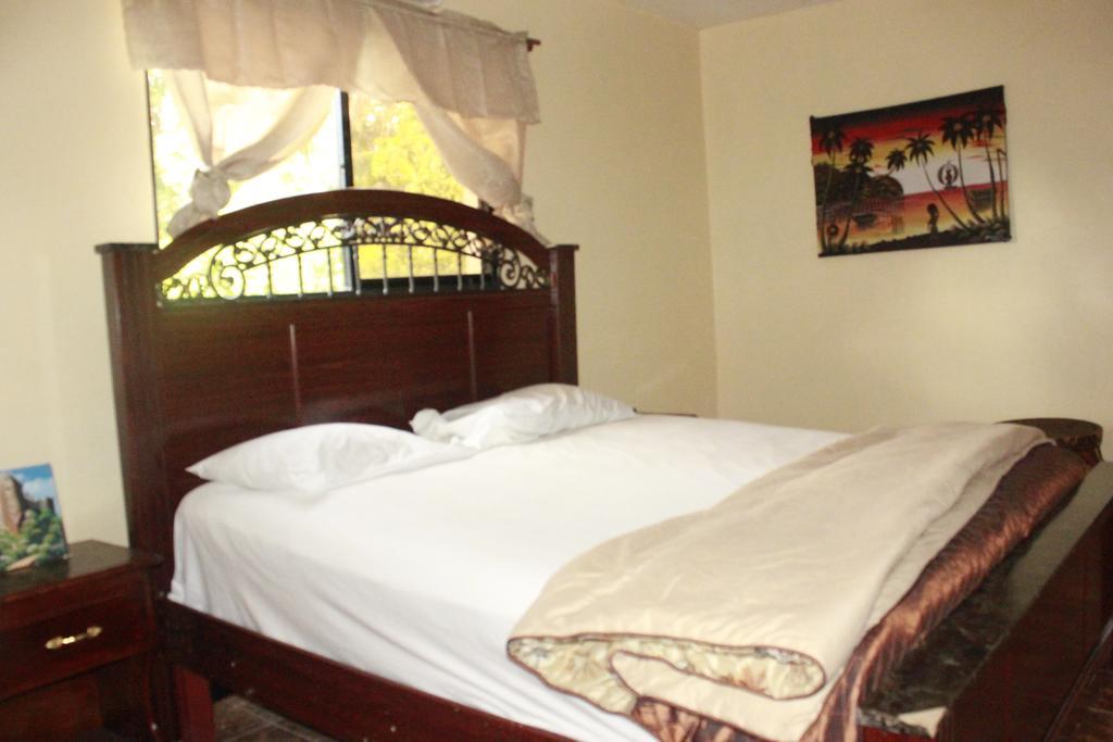 Le Dubourg Guesthouse Montrouis Camera foto