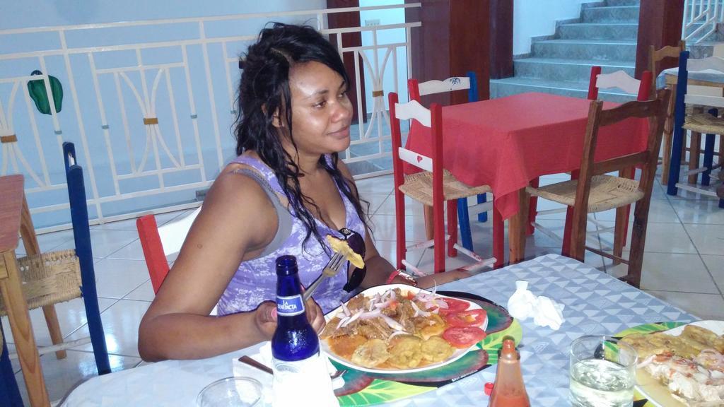 Le Dubourg Guesthouse Montrouis Esterno foto