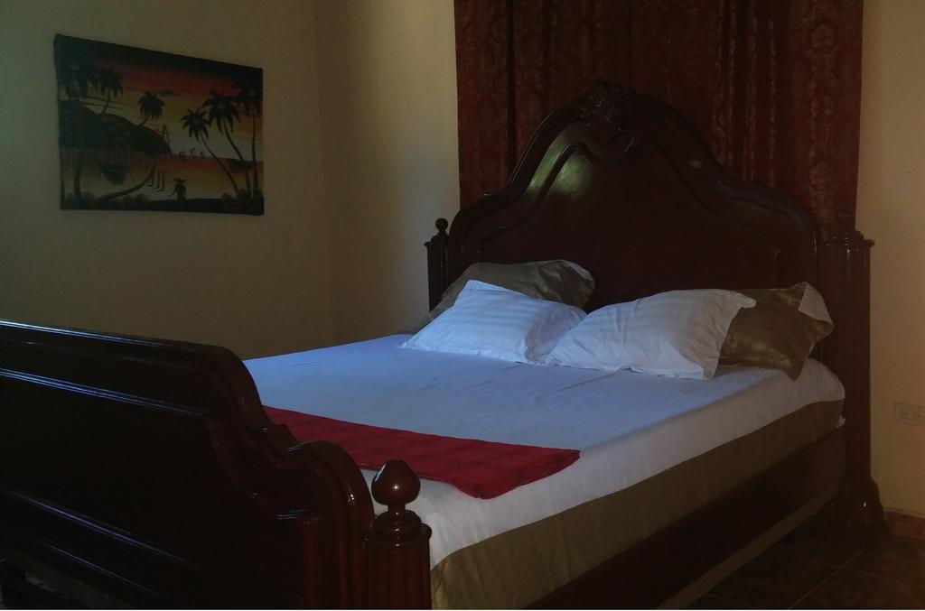 Le Dubourg Guesthouse Montrouis Camera foto