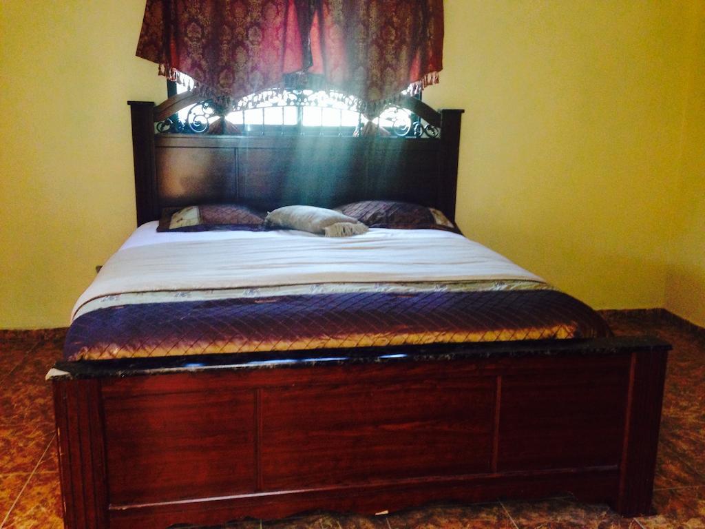 Le Dubourg Guesthouse Montrouis Esterno foto