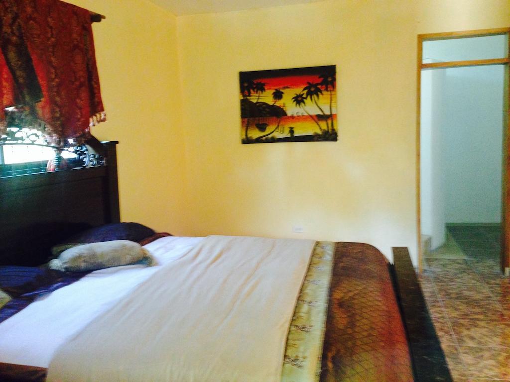 Le Dubourg Guesthouse Montrouis Camera foto