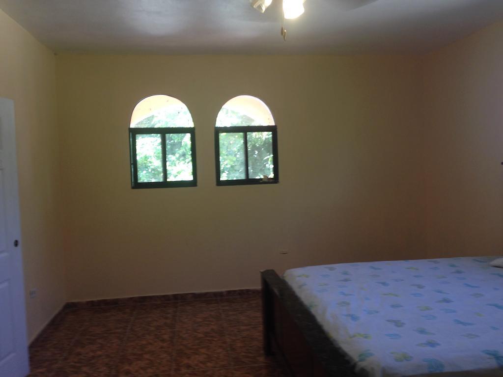 Le Dubourg Guesthouse Montrouis Esterno foto
