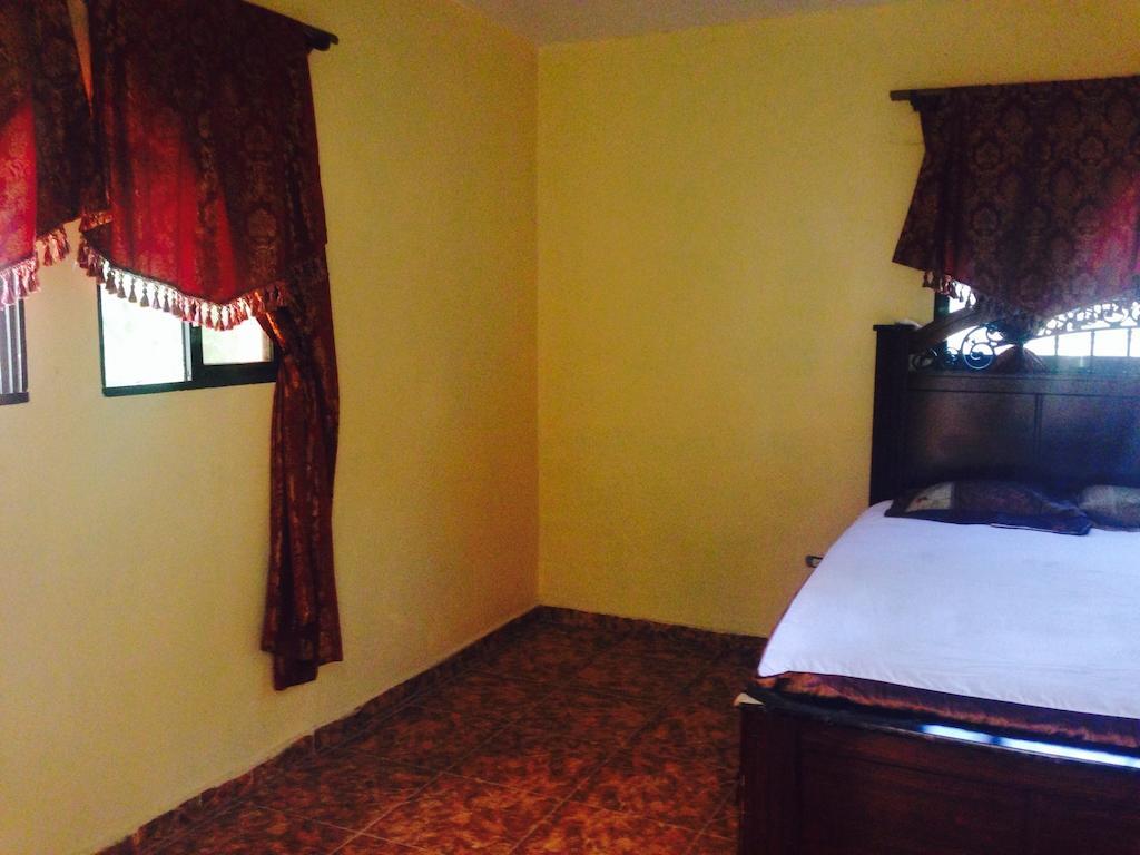 Le Dubourg Guesthouse Montrouis Esterno foto