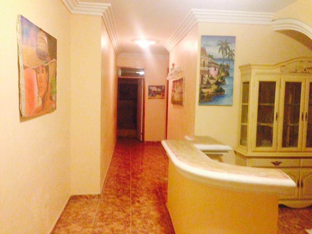 Le Dubourg Guesthouse Montrouis Esterno foto
