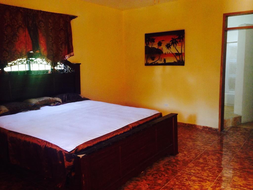 Le Dubourg Guesthouse Montrouis Camera foto