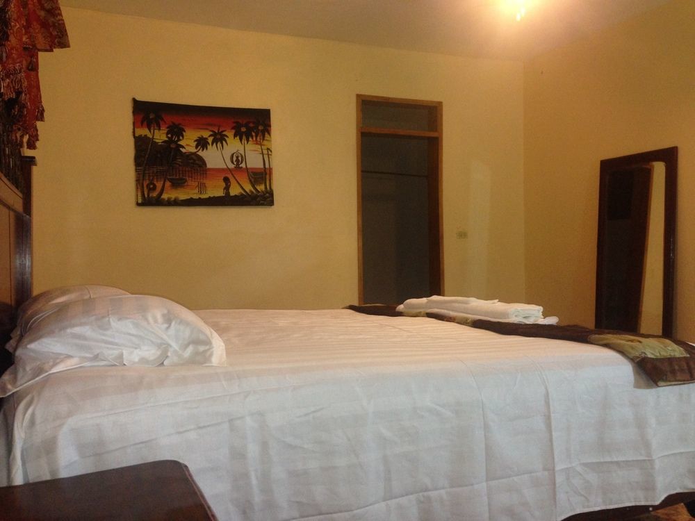 Le Dubourg Guesthouse Montrouis Esterno foto
