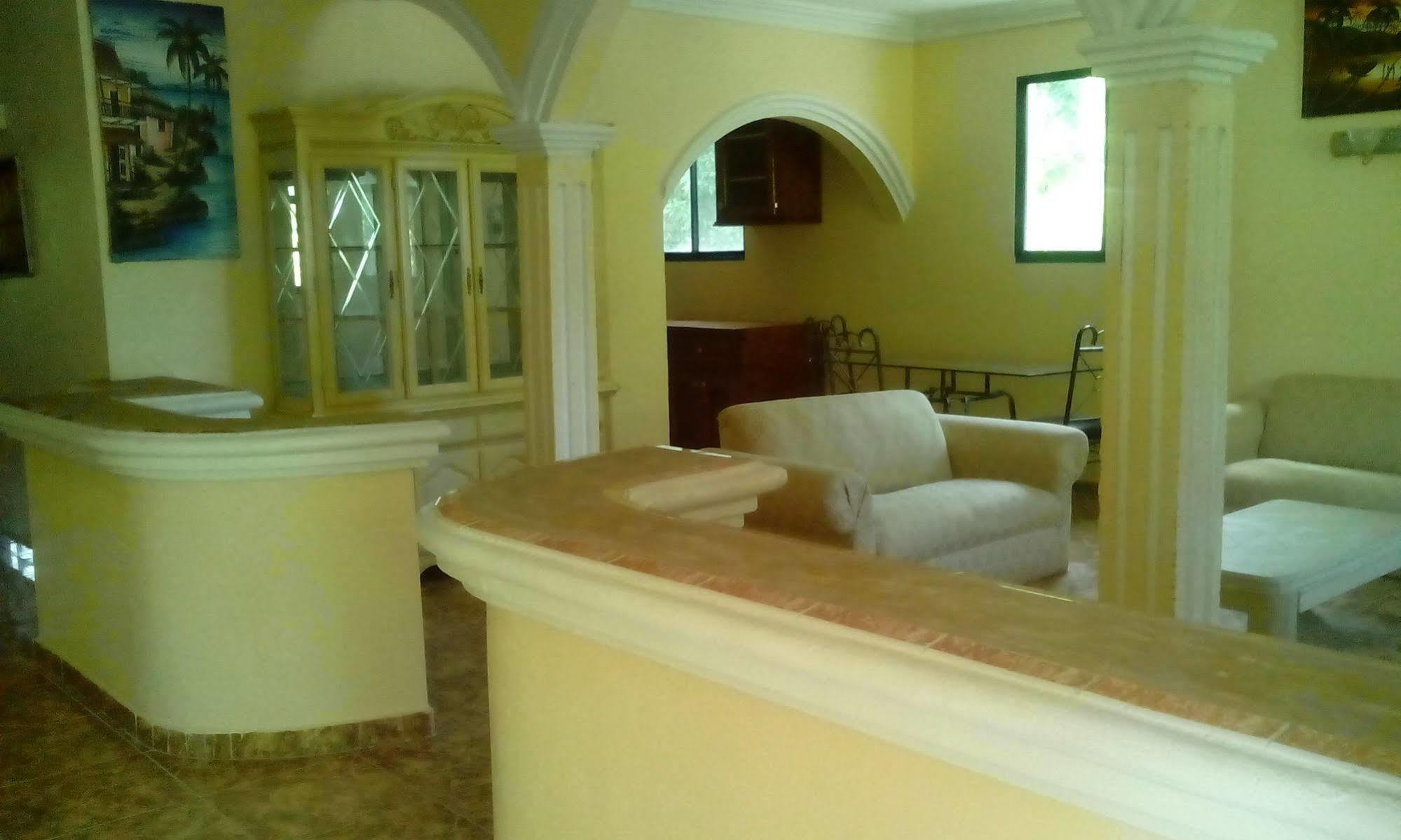 Le Dubourg Guesthouse Montrouis Esterno foto