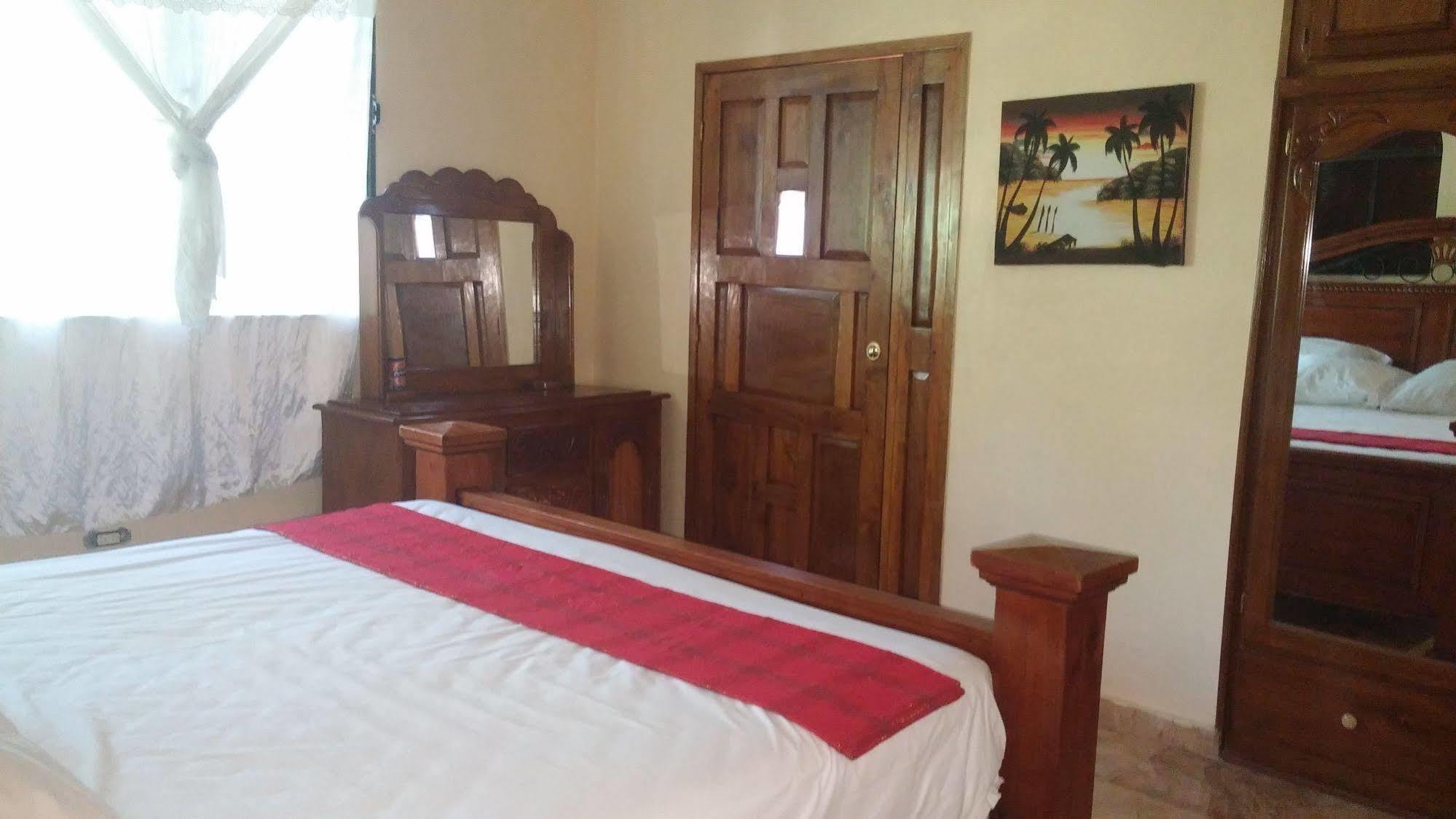 Le Dubourg Guesthouse Montrouis Esterno foto
