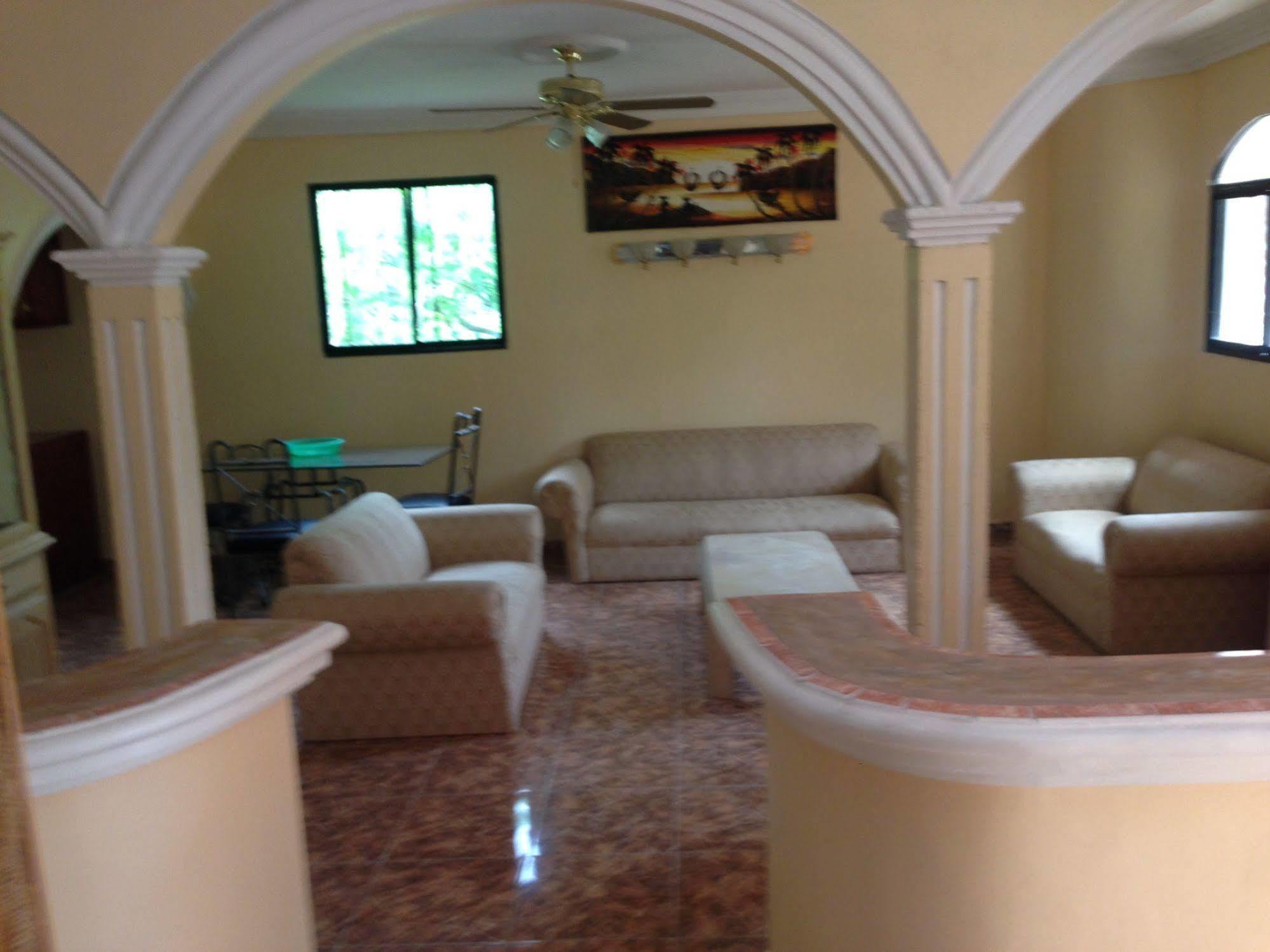 Le Dubourg Guesthouse Montrouis Esterno foto