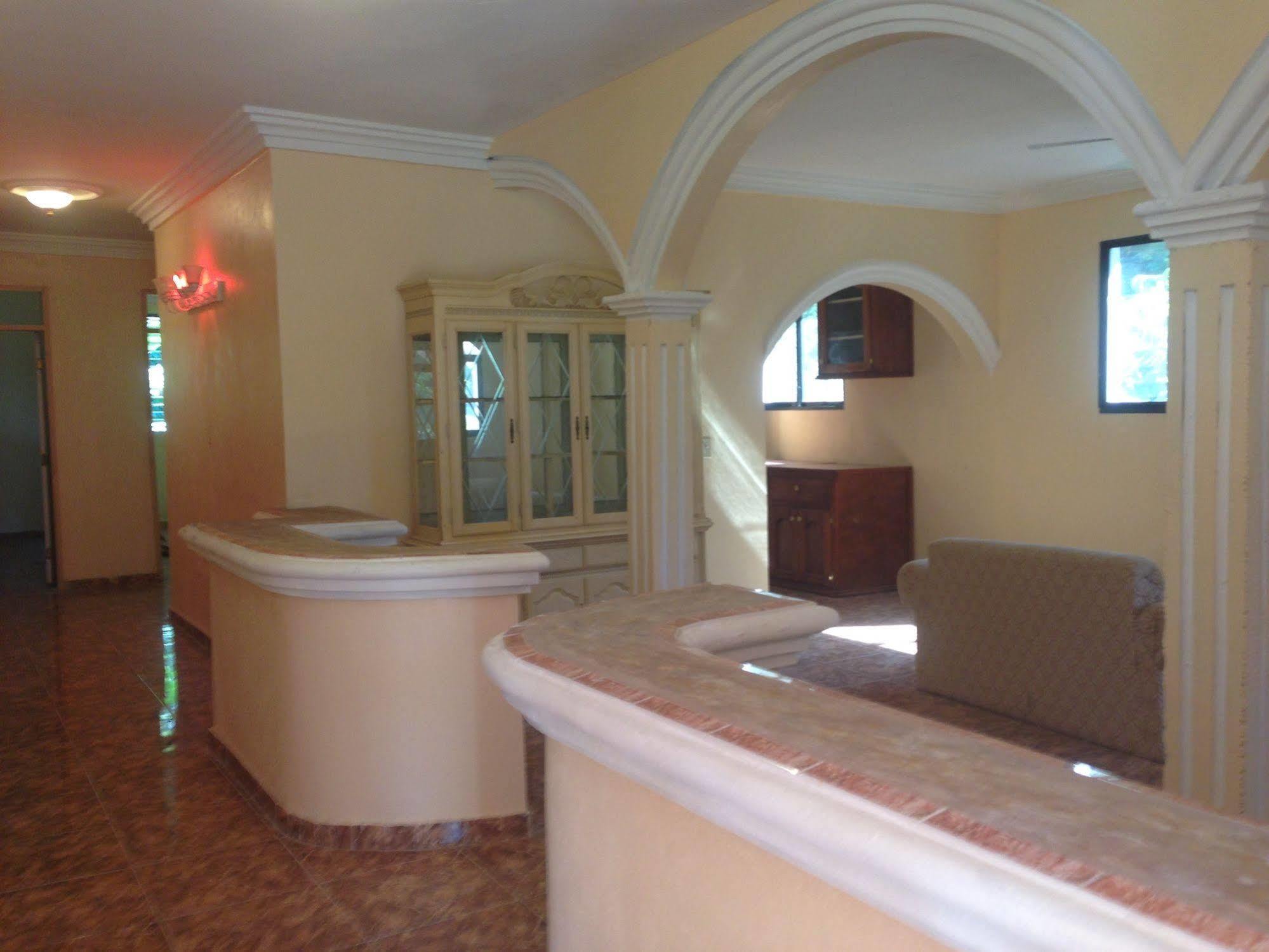 Le Dubourg Guesthouse Montrouis Esterno foto