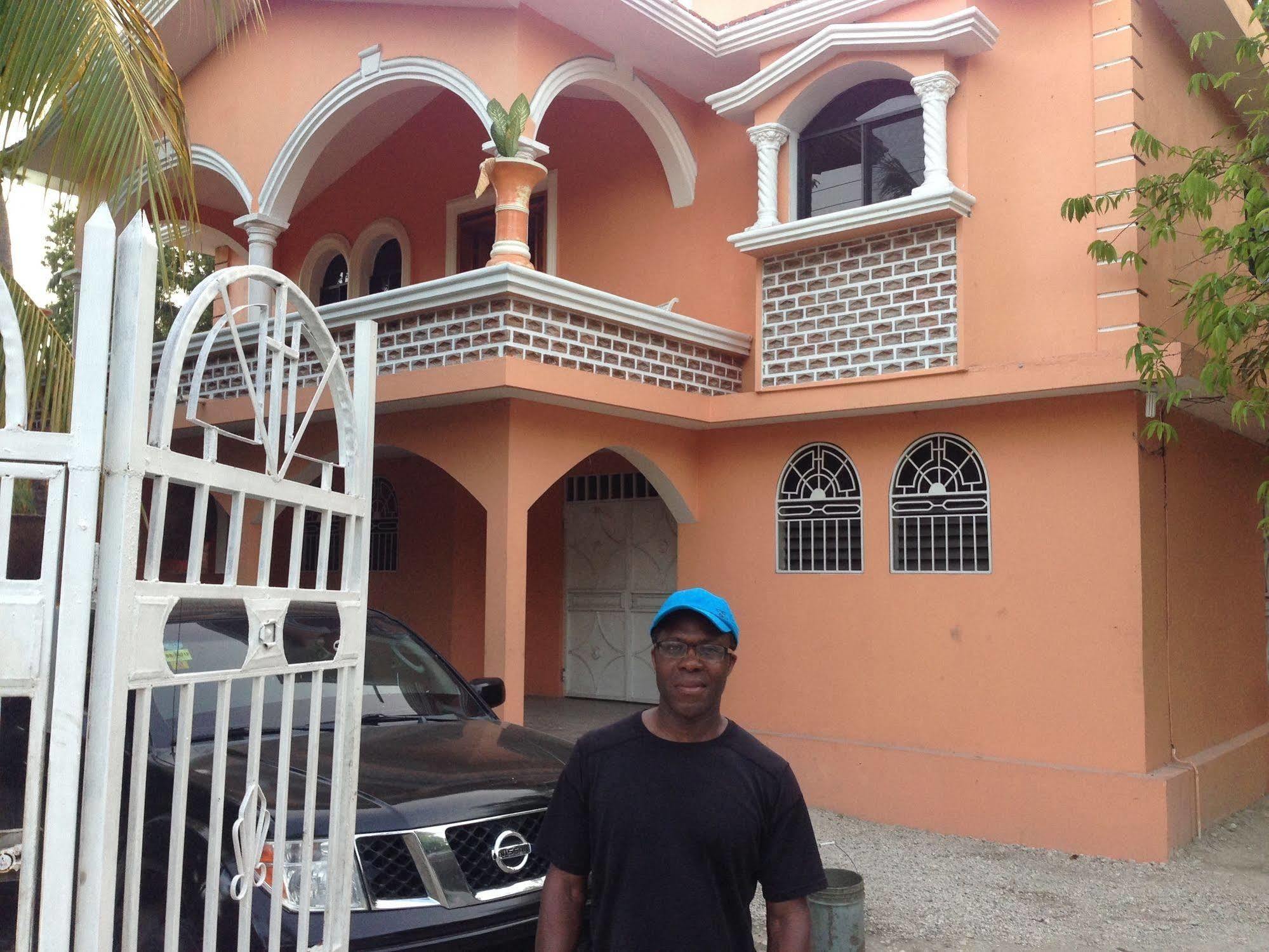Le Dubourg Guesthouse Montrouis Esterno foto