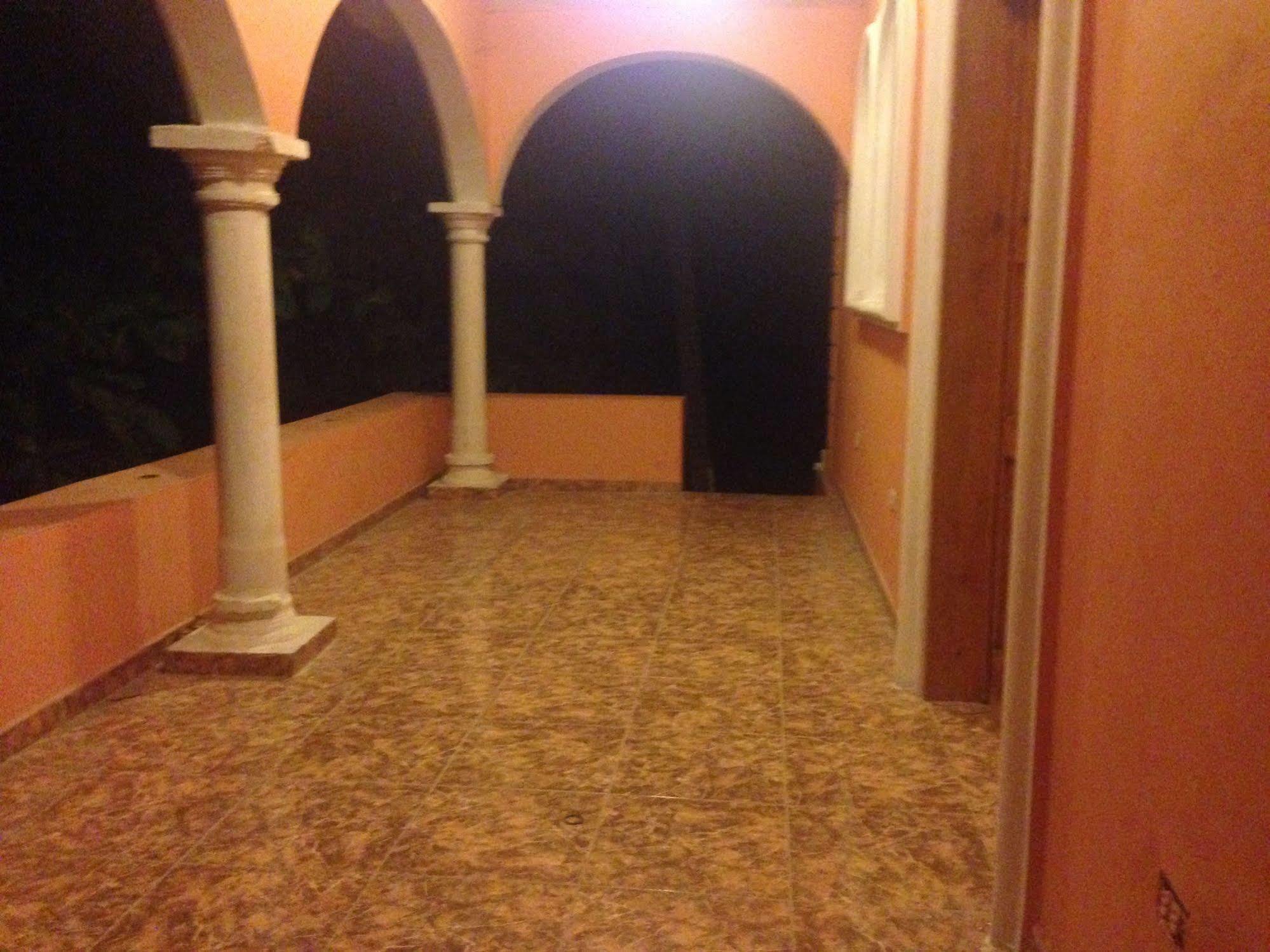 Le Dubourg Guesthouse Montrouis Esterno foto