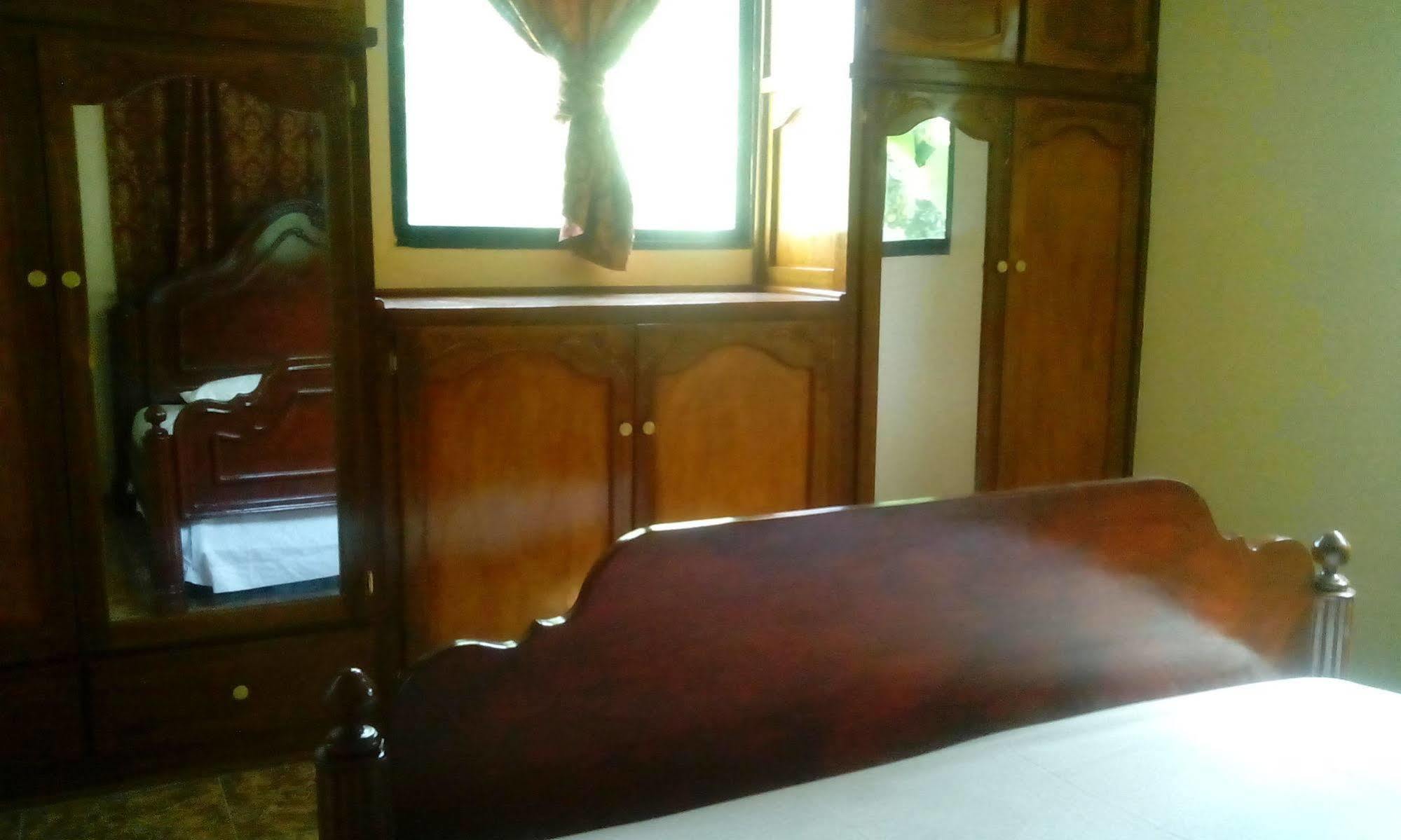 Le Dubourg Guesthouse Montrouis Esterno foto