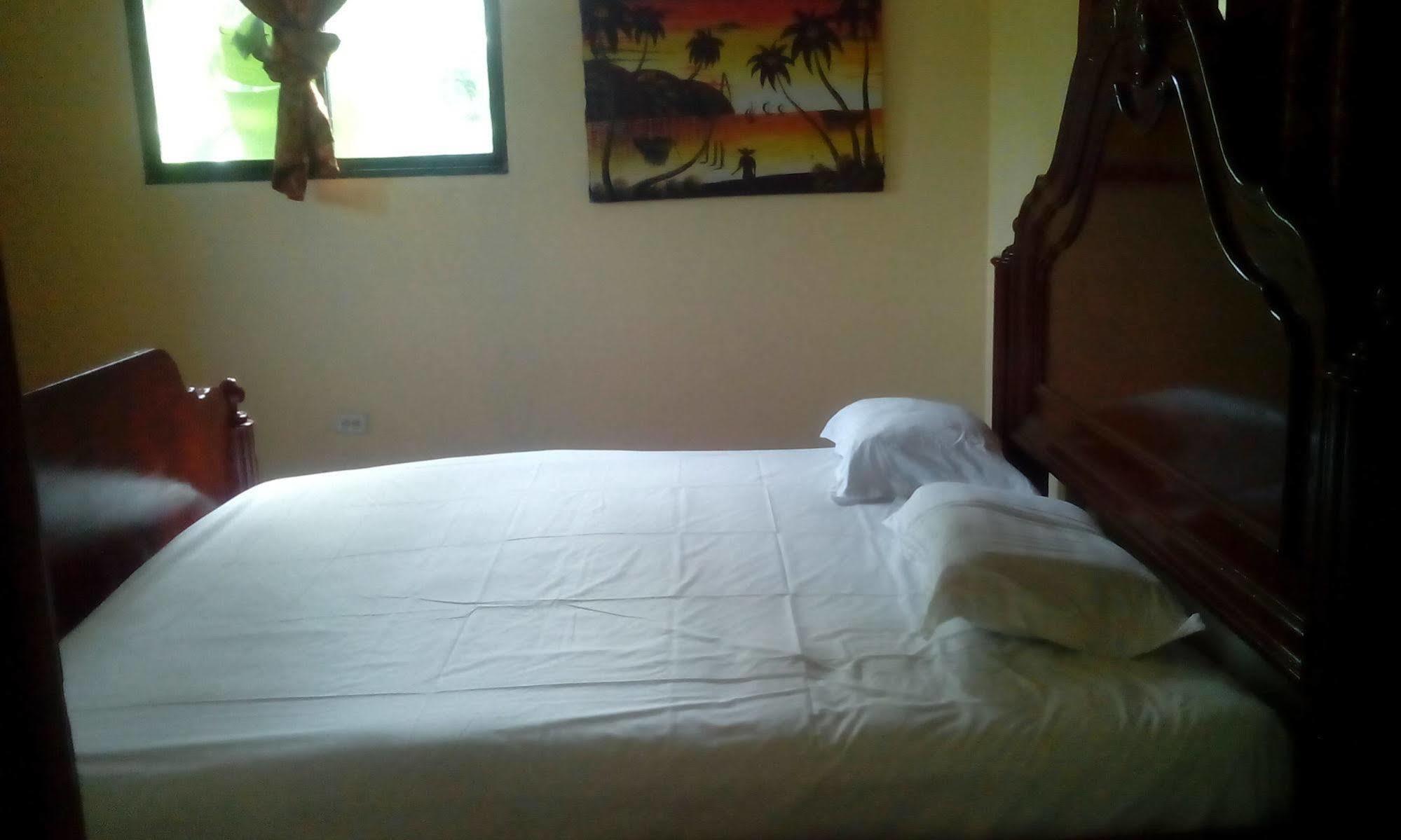 Le Dubourg Guesthouse Montrouis Esterno foto