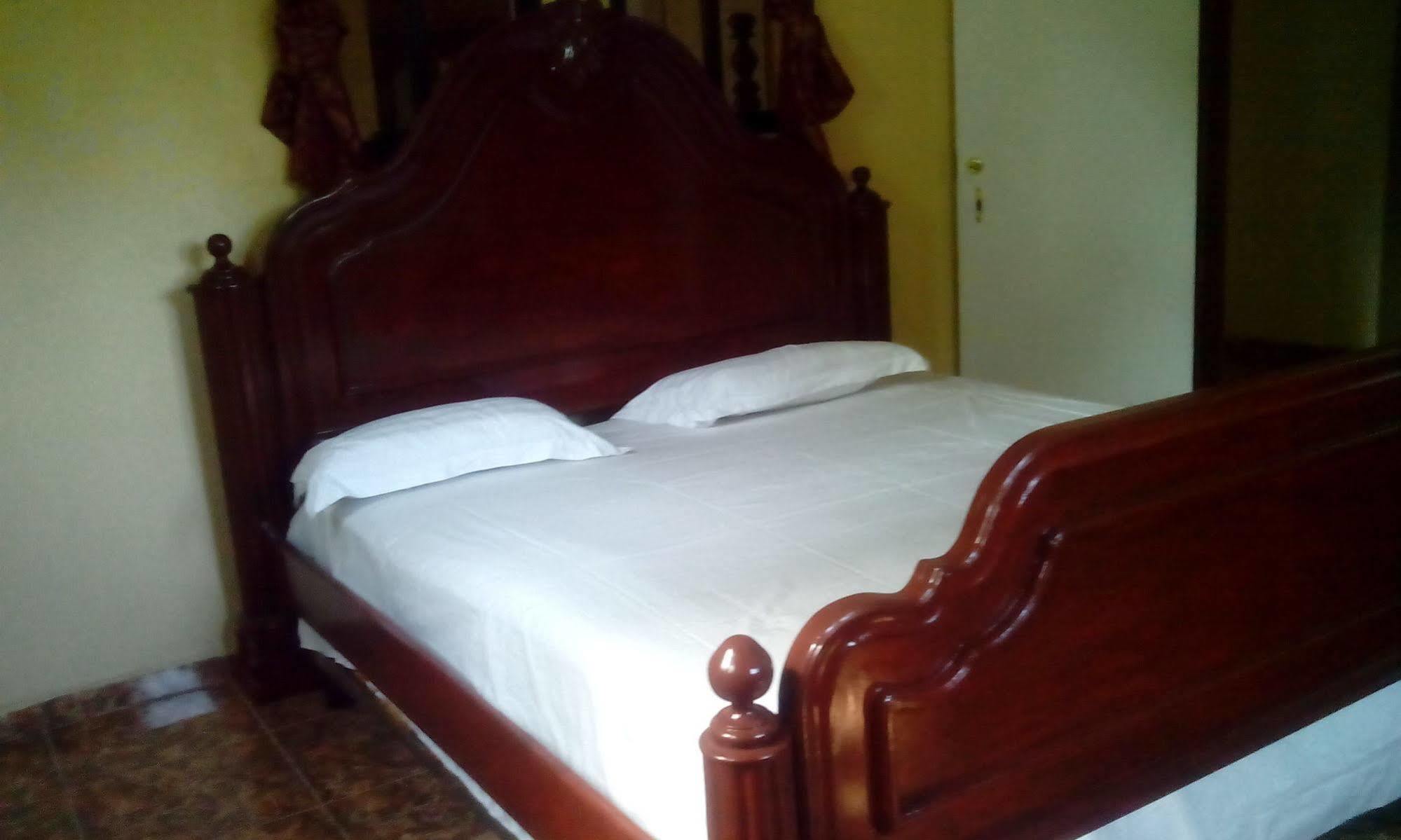 Le Dubourg Guesthouse Montrouis Esterno foto