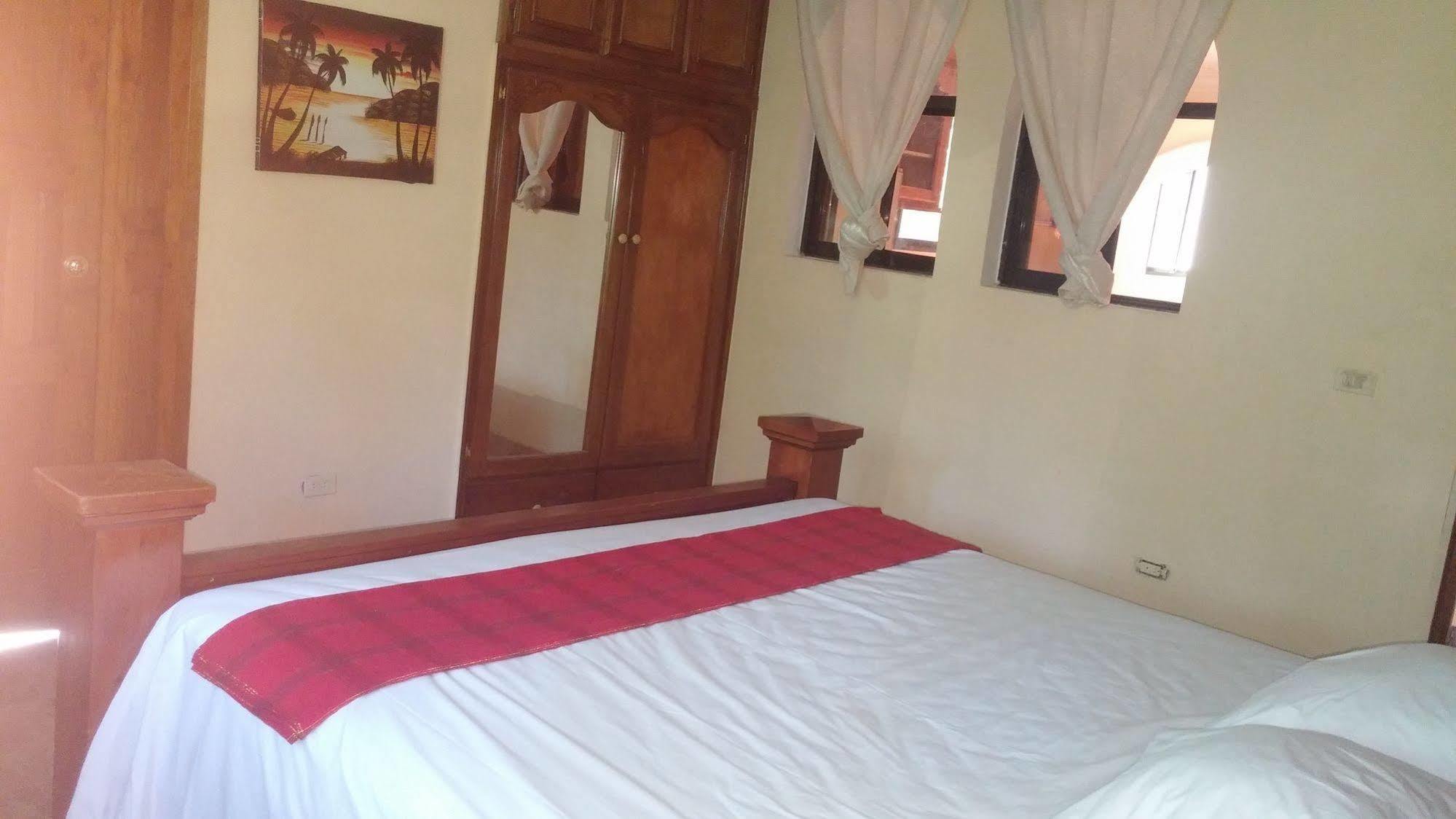 Le Dubourg Guesthouse Montrouis Esterno foto
