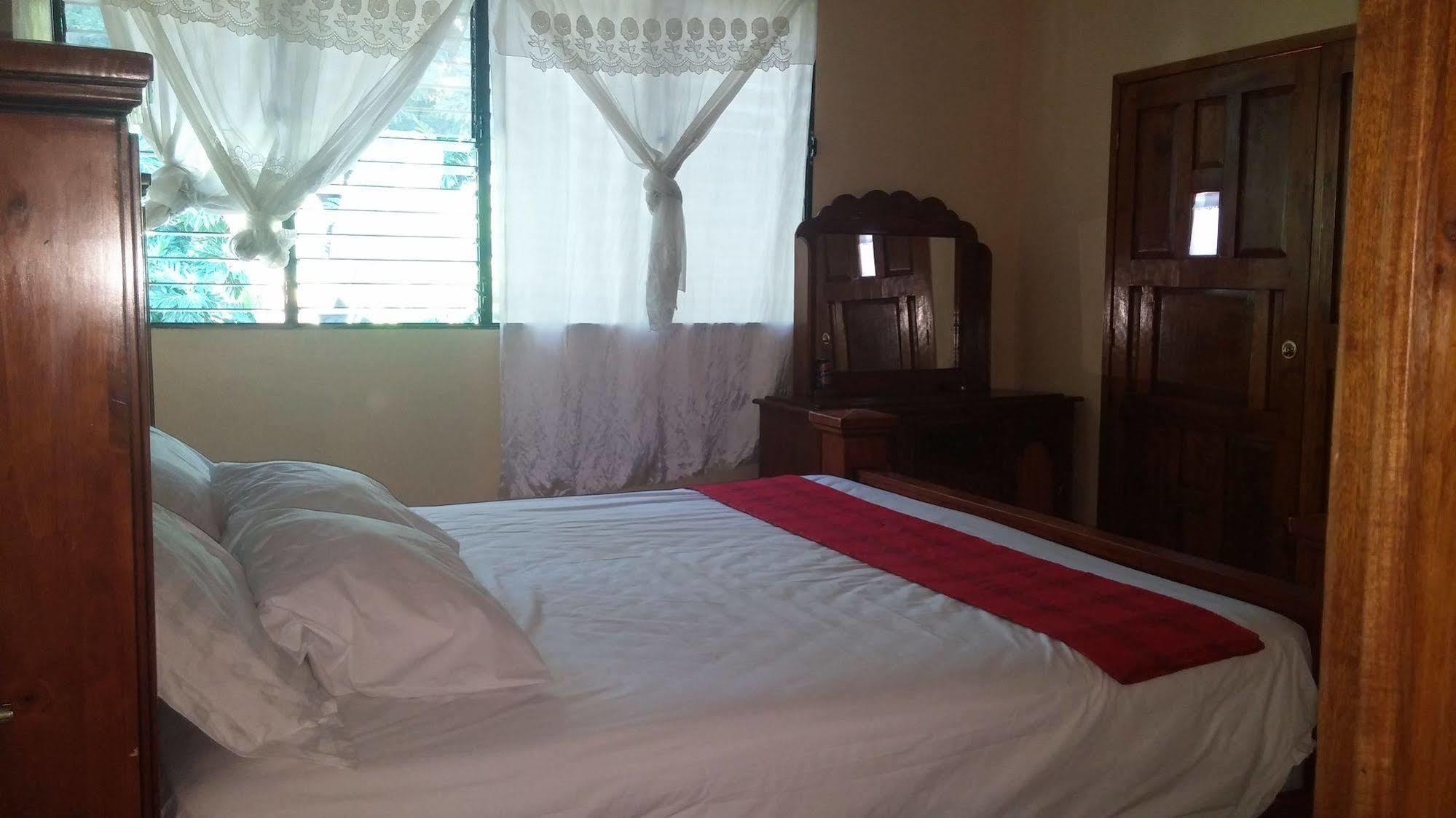 Le Dubourg Guesthouse Montrouis Esterno foto