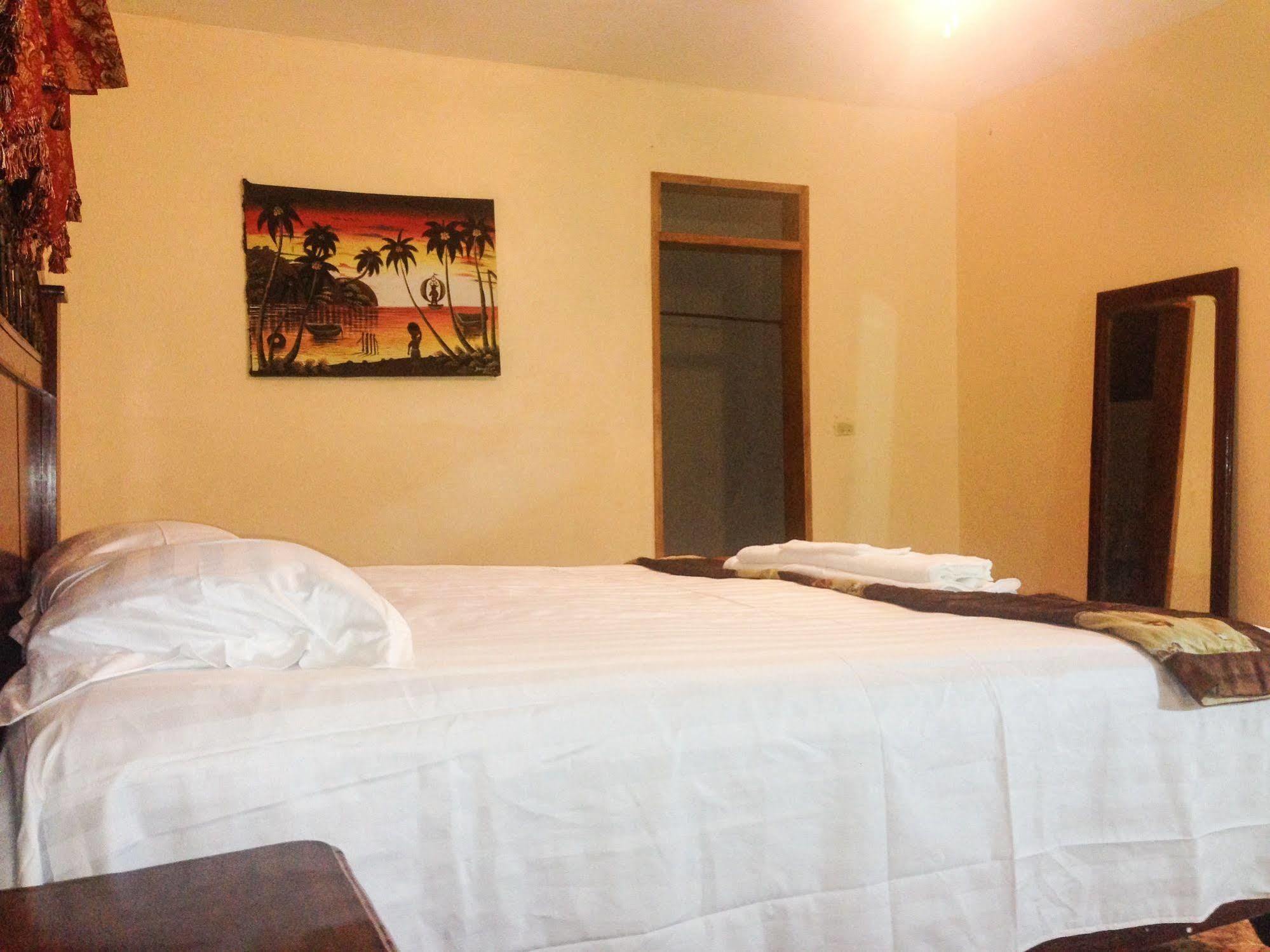 Le Dubourg Guesthouse Montrouis Esterno foto