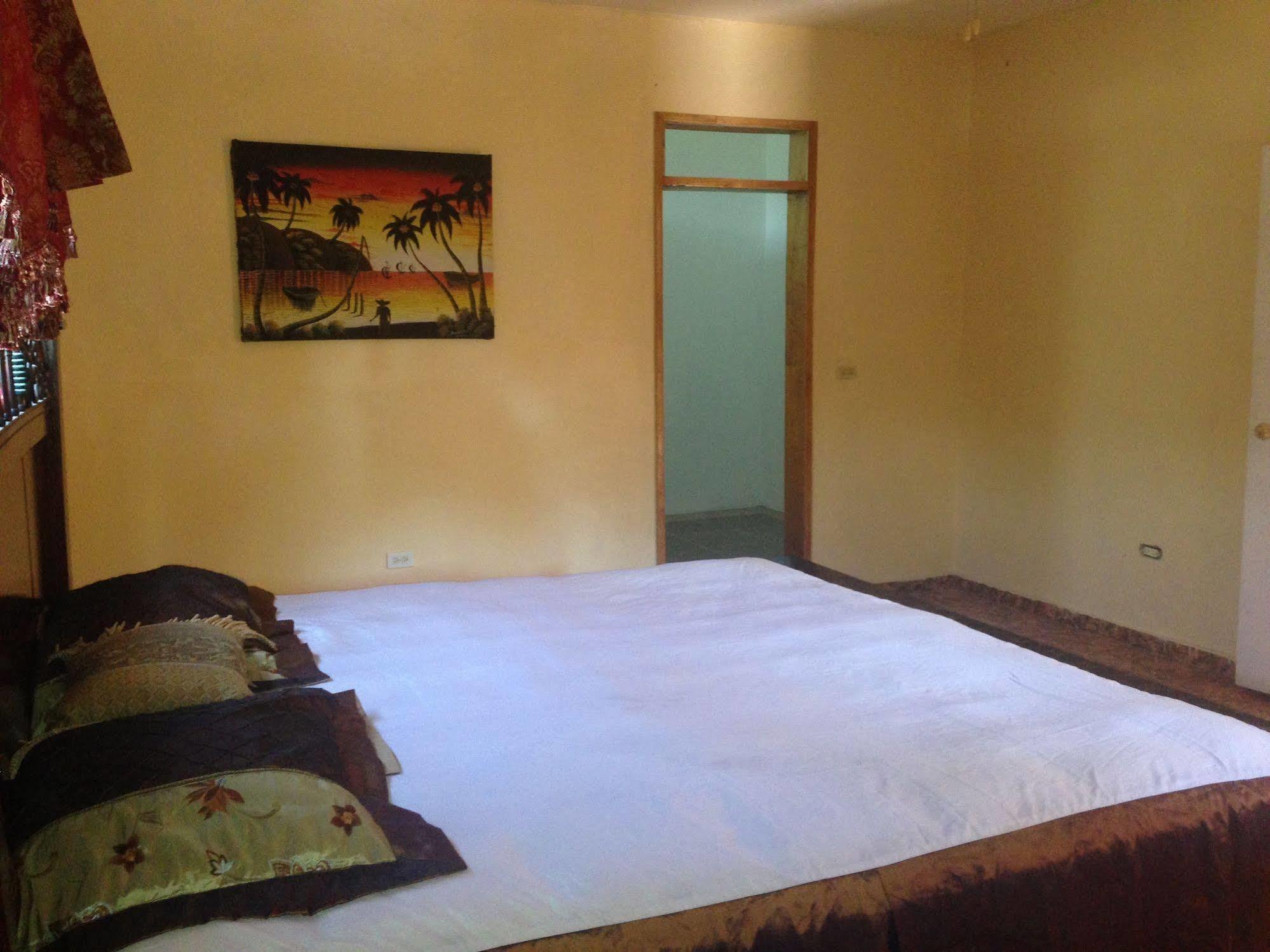 Le Dubourg Guesthouse Montrouis Esterno foto