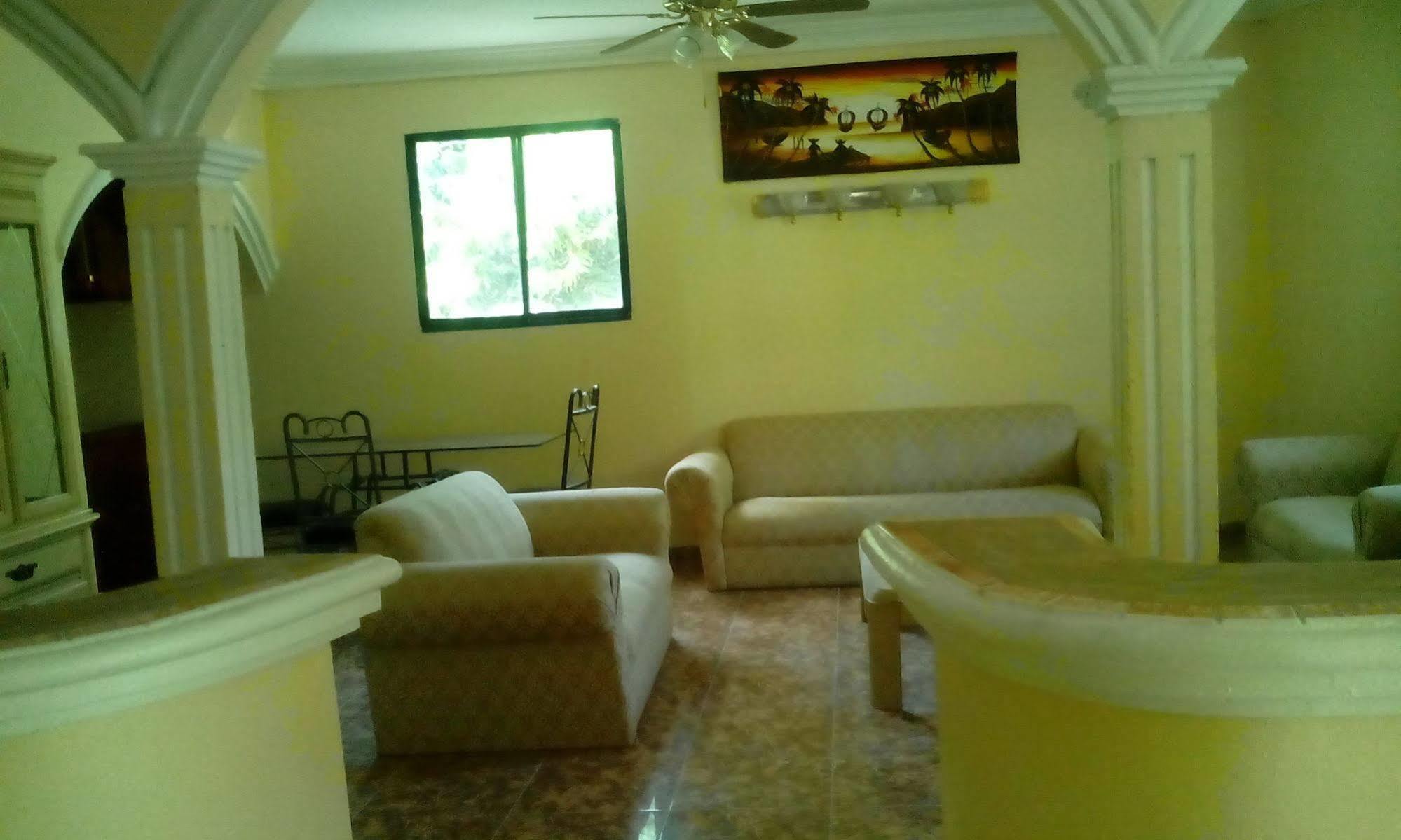 Le Dubourg Guesthouse Montrouis Esterno foto