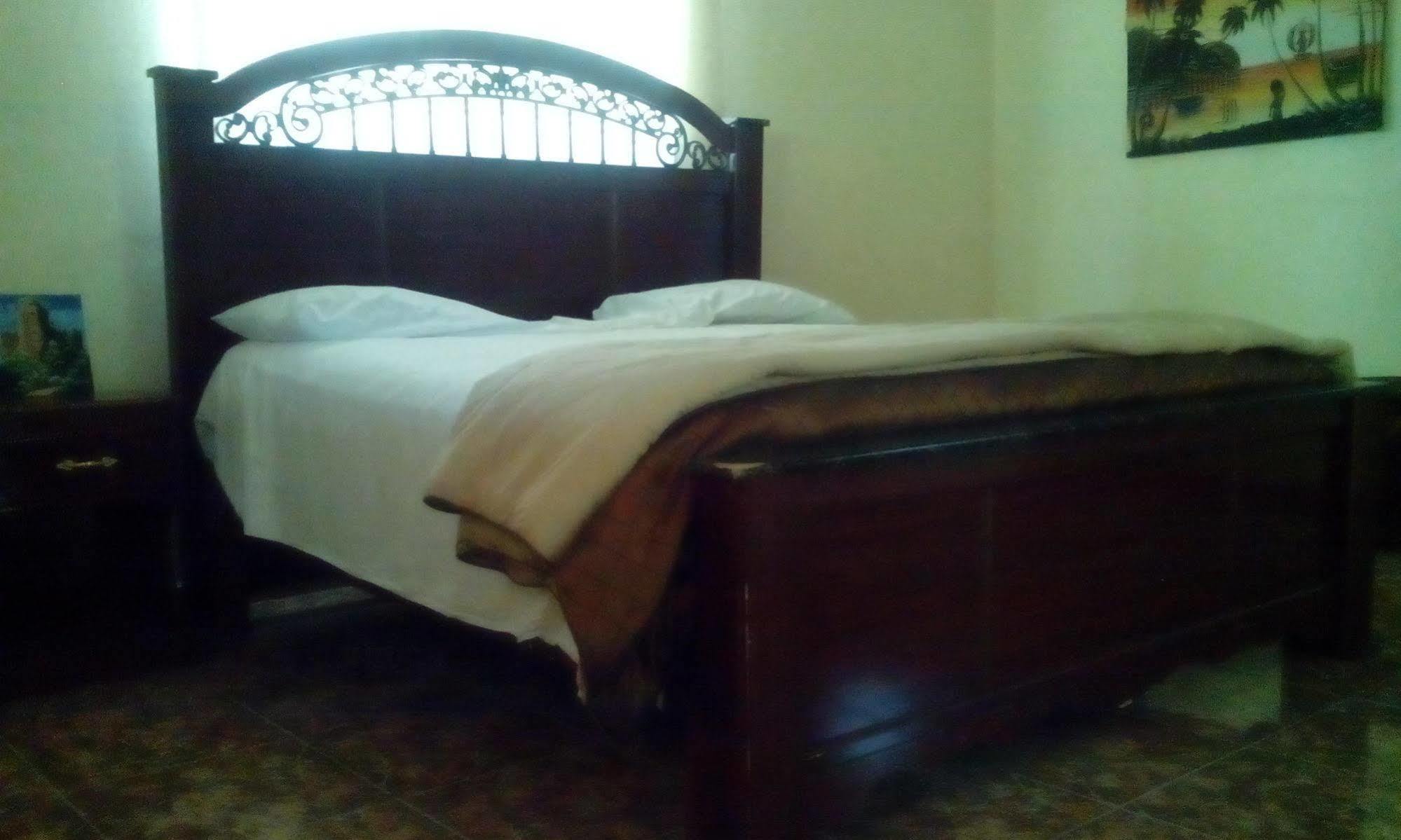 Le Dubourg Guesthouse Montrouis Esterno foto