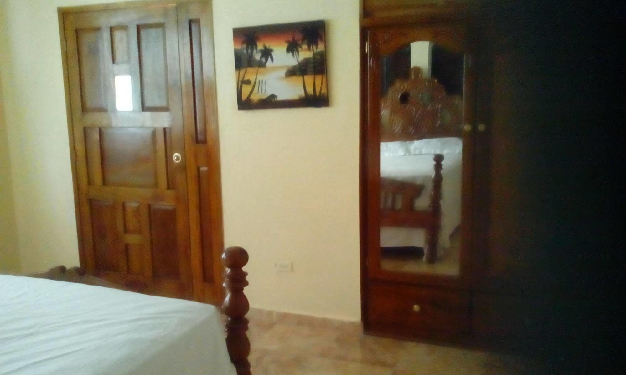 Le Dubourg Guesthouse Montrouis Esterno foto