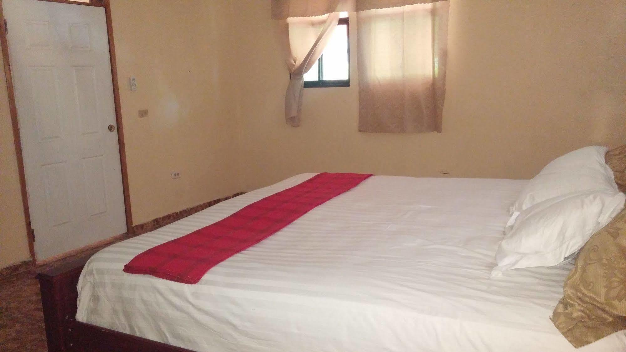 Le Dubourg Guesthouse Montrouis Esterno foto