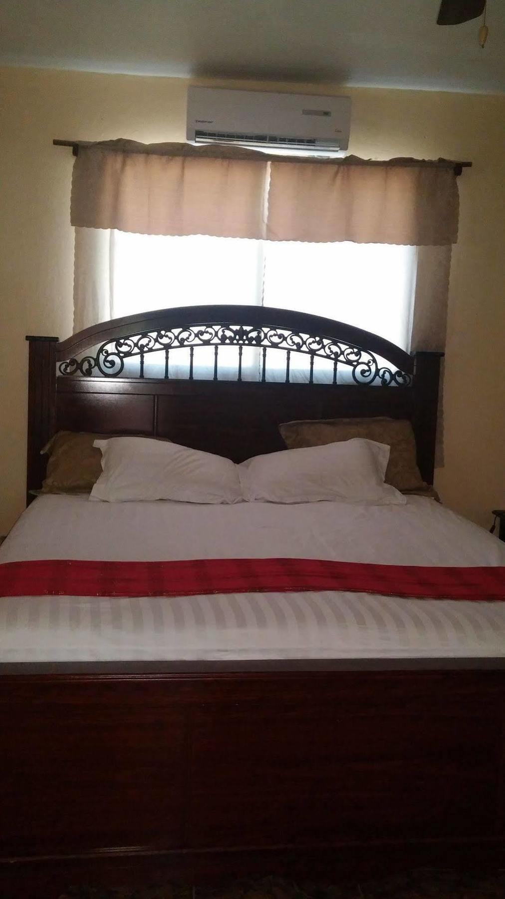 Le Dubourg Guesthouse Montrouis Esterno foto
